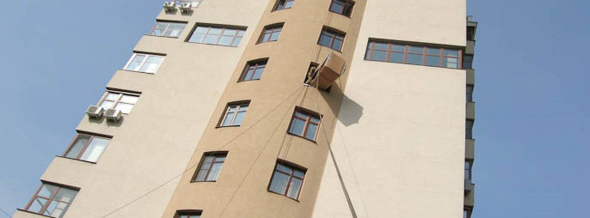 Подъем груза альпинистами через балкон